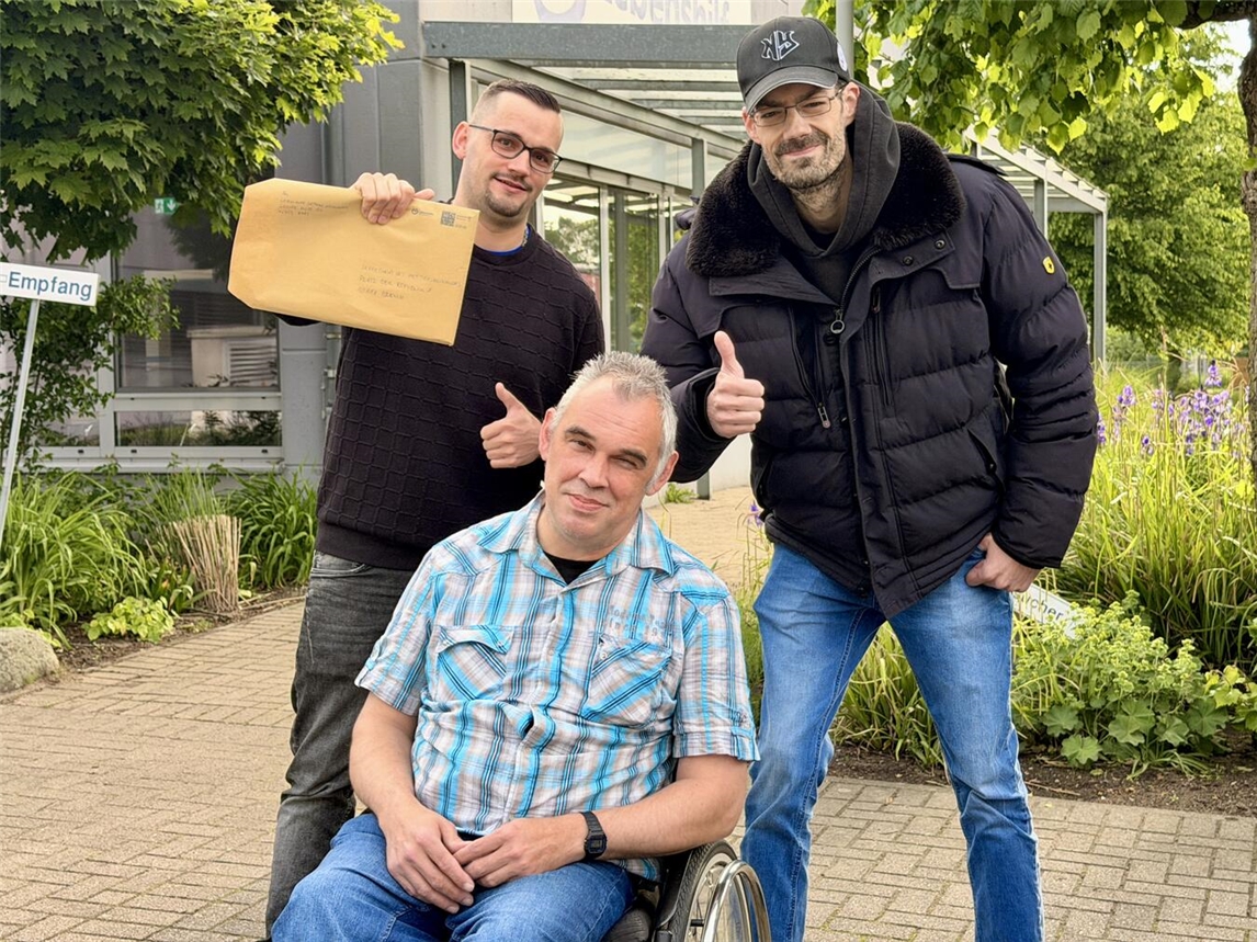 Patrik Knauer, Sven Nowak und Manuel Großholdermann vom Lebenshilfe-Rat präsentieren Unterschriftenaktion. Foto: LHUN
