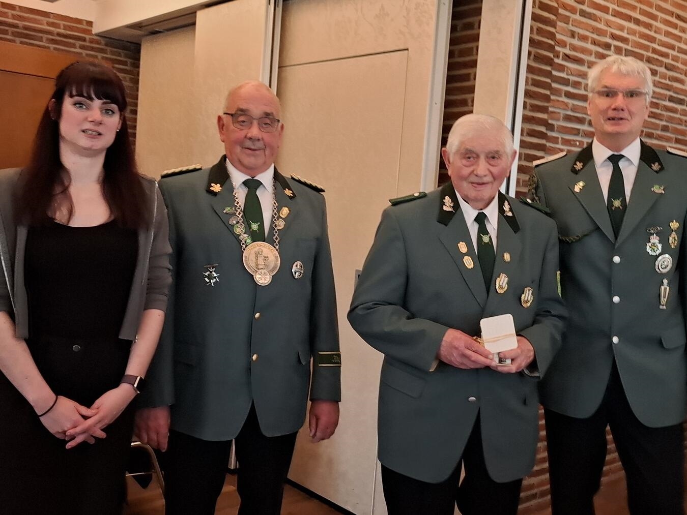 Paul Driessen (2.v.r.), eingerahmt von Königin de Lange sowie dem Schützenvorstand Theo van Look und Peter Heißing. Foto: St.-Hubertus-Schützen