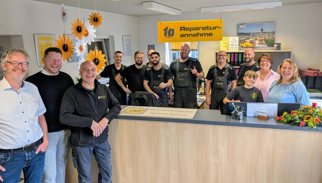 Paul Hoene (l.) und Dominik Mysor (2.v.l.) gratulieren Norbert Koenen und seinem Team zum Jubiläum.