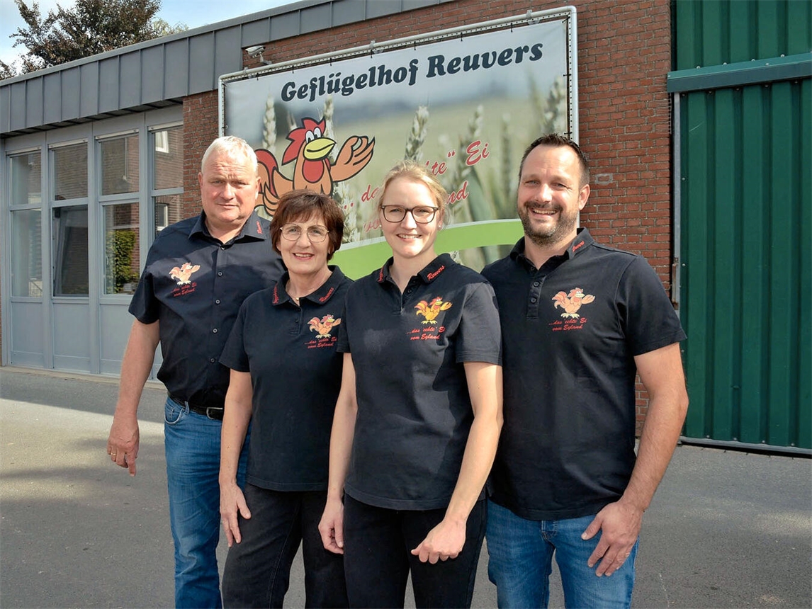 Paul Reuvers, Gabi Reuvers, Anne Reuvers-Oostendorp und Christian Oostendorp gewähren beim Hoffest auf dem Geflügelhof Reuvers einen Einblick in die Heimat ihrer Hühner. NN-Foto: Rüdiger Dehnen