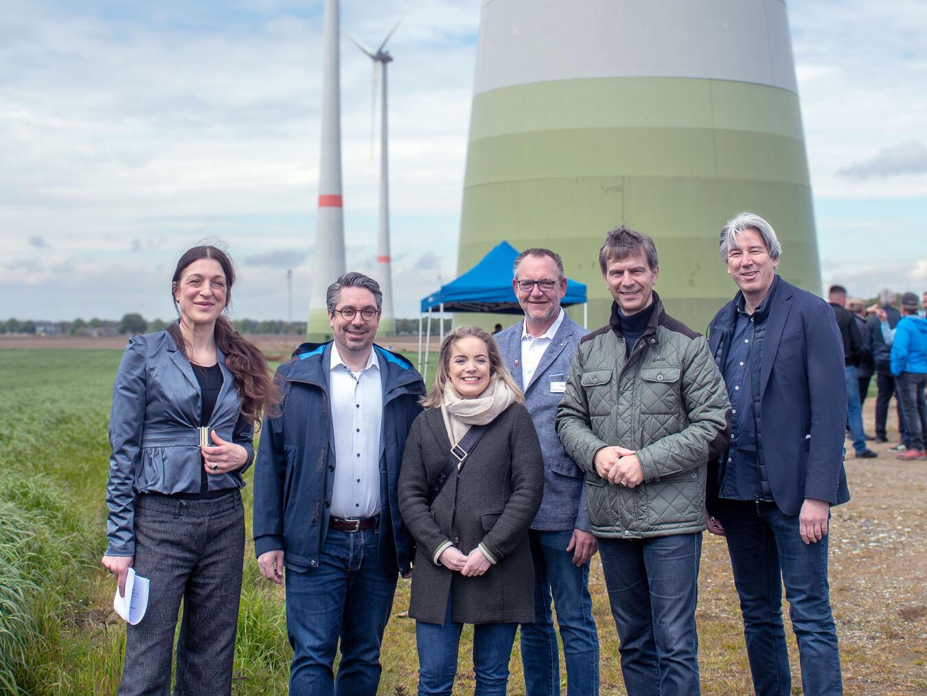Paula Backhaus (Grüne-Kreistagsfraktion Kreis Kleve), Stefan Rouenhoff MdB, Madeline Bode (Geschäftsführerin LEE NRW), Thomas Schwolow (Baumtsleiter Gemeinde Issum), Stephan Wolters MdL und Milan Nitzschke (Geschäftsführer SL NaturEnergie GmbH) im Windpark in Issum.NN-Foto: Gerhard Seybert