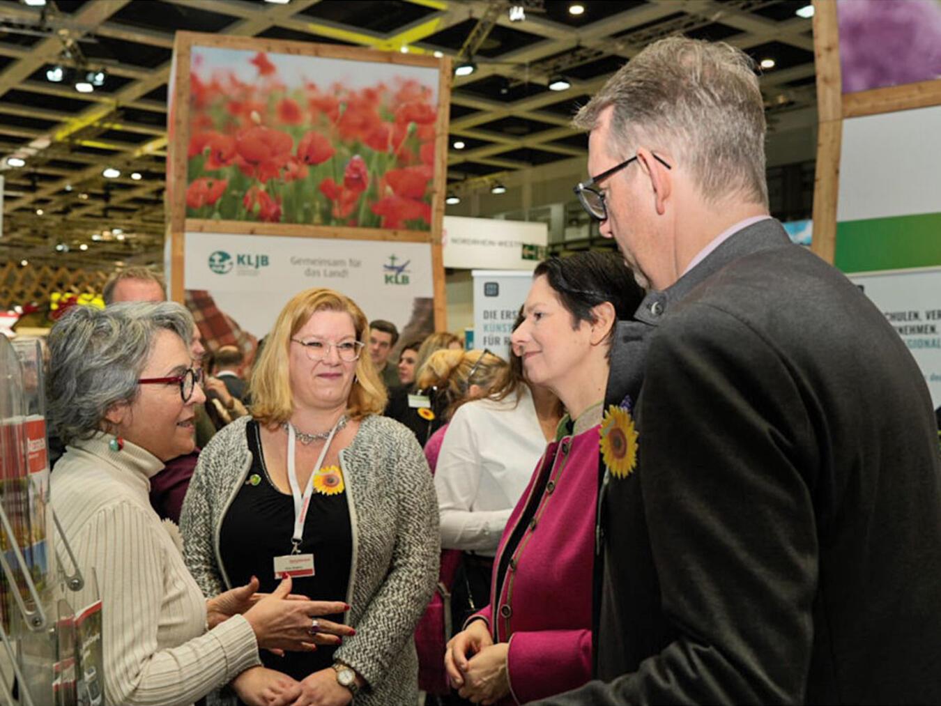 Erfolgreicher Auftritt der TIX auf der Grünen Woche Pauline Becker (l.), Nina Jörgens (2.v.l.) und Landrat Ingo Brohl (r.) im Gespräch mit NRW-Landwirtschaftsministerin Silke Gorißen (2.v.r.). Foto: Thomas Michaelis