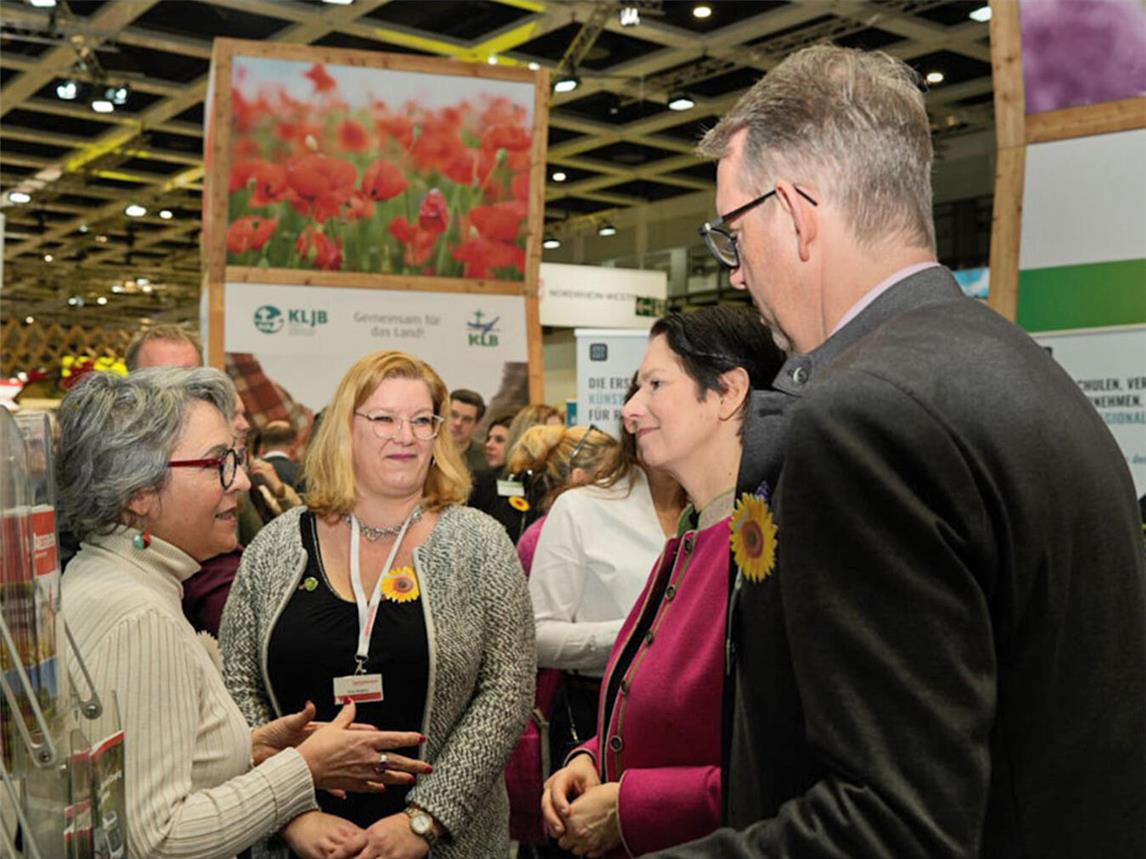 Pauline Becker (l.), Nina Jörgens (2.v.l.) und Landrat Ingo Brohl (r.) im Gespräch mit NRW-Landwirtschaftsministerin Silke Gorißen (2.v.r.). Foto: Thomas Michaelis
