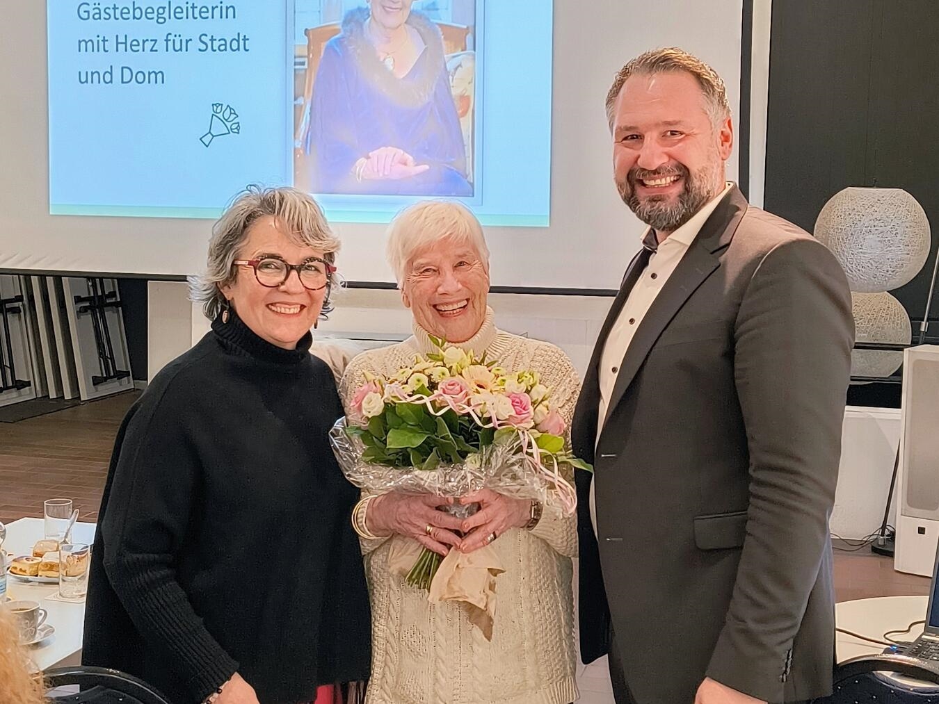 Pauline Becker (TIX; l.) und Bürgermeister Rafael Zur ehrten Gerda Hußmann (m.) für ihr 50-jähriges Jubiläum als Gästebegleiterin in Xanten. Foto: TIX