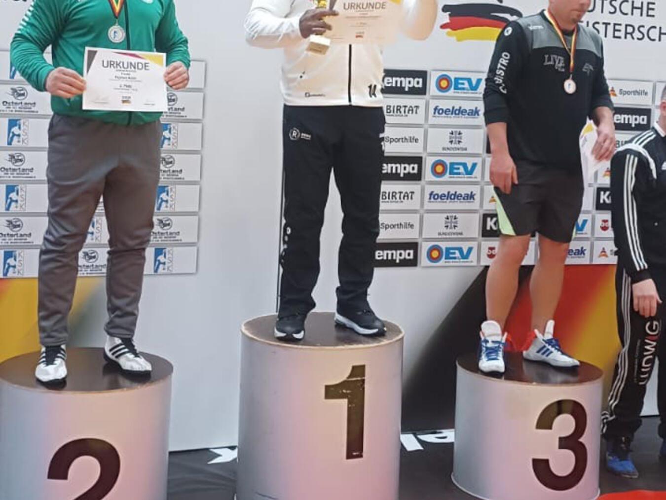 Pejman Amiri (l.) freut sich über den 2. Platz.Foto: DJK Kleve