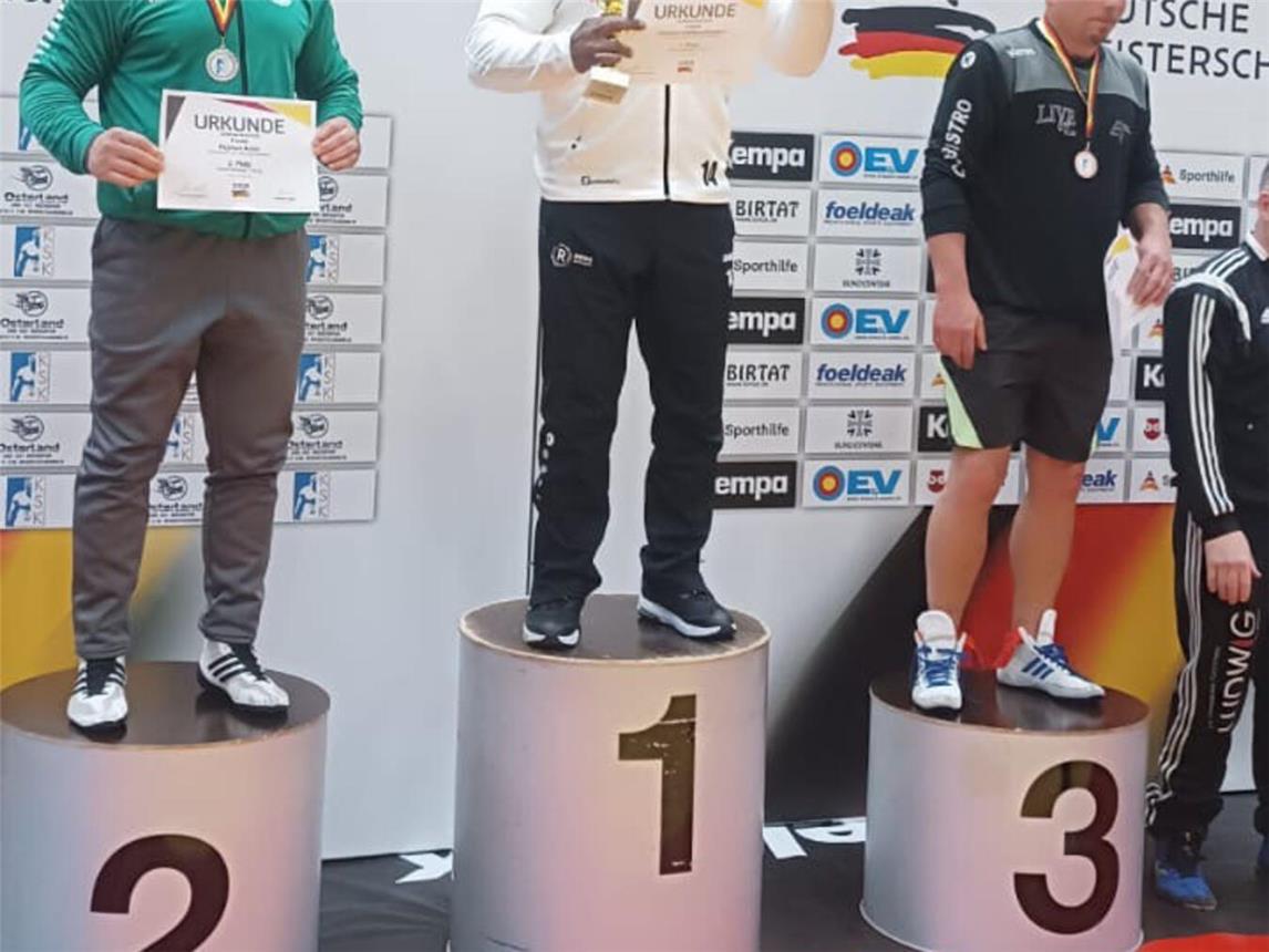 Pejman Amiri (l.) freut sich über den 2. Platz.Foto: DJK Kleve