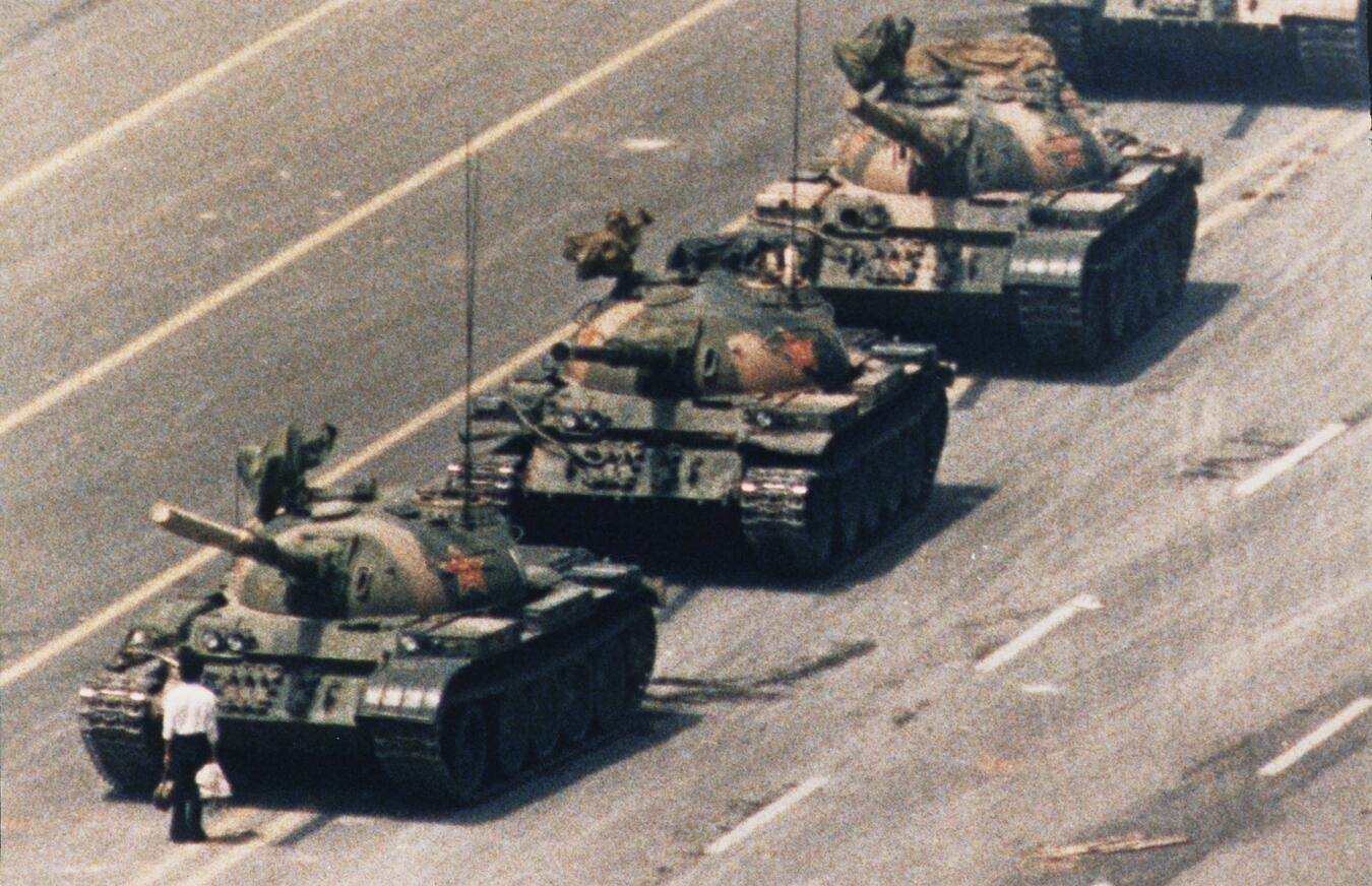 Demonstrant steht vor Panzern in Peking, 1989, Tian‘anmen-Proteste, Symbol des Widerstands.