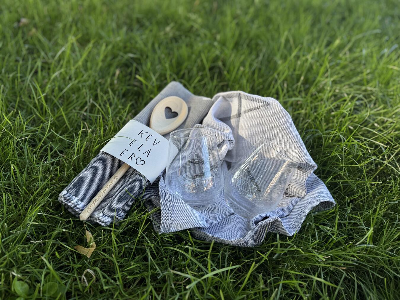 Perfekt für einen Sommerabend ausgestattet – mit dem Trinkglas und dem Koch-Set mit Kevelaer-Motiv.Foto: Wallfahrtsstadt Kevelaer 