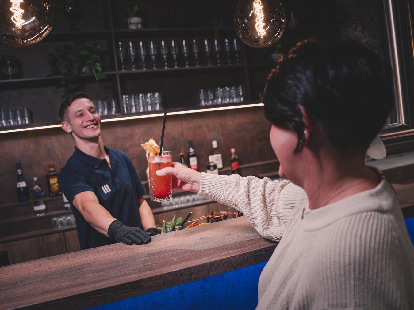Perfekte Drinks gibt es vom Profi-Bartender in der voll ausgestatteten Bar.Fotos (3): Wunschkonzert Studios