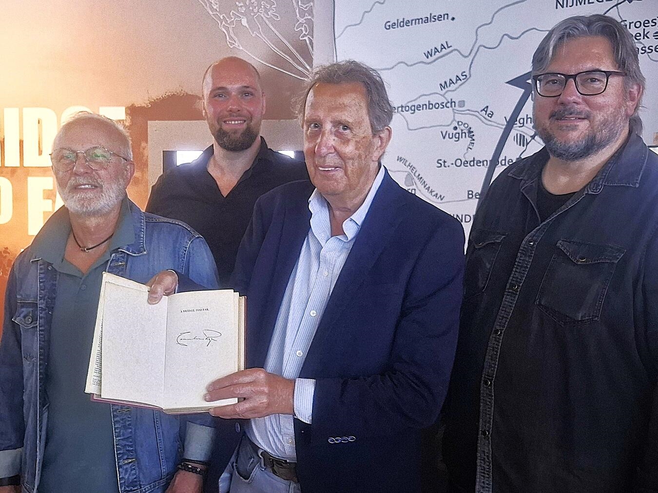 Peter Bongers und Team präsentieren signiertes Buch „A Bridge too Far“ in der Ausstellung „Hollywood in Deventer“.