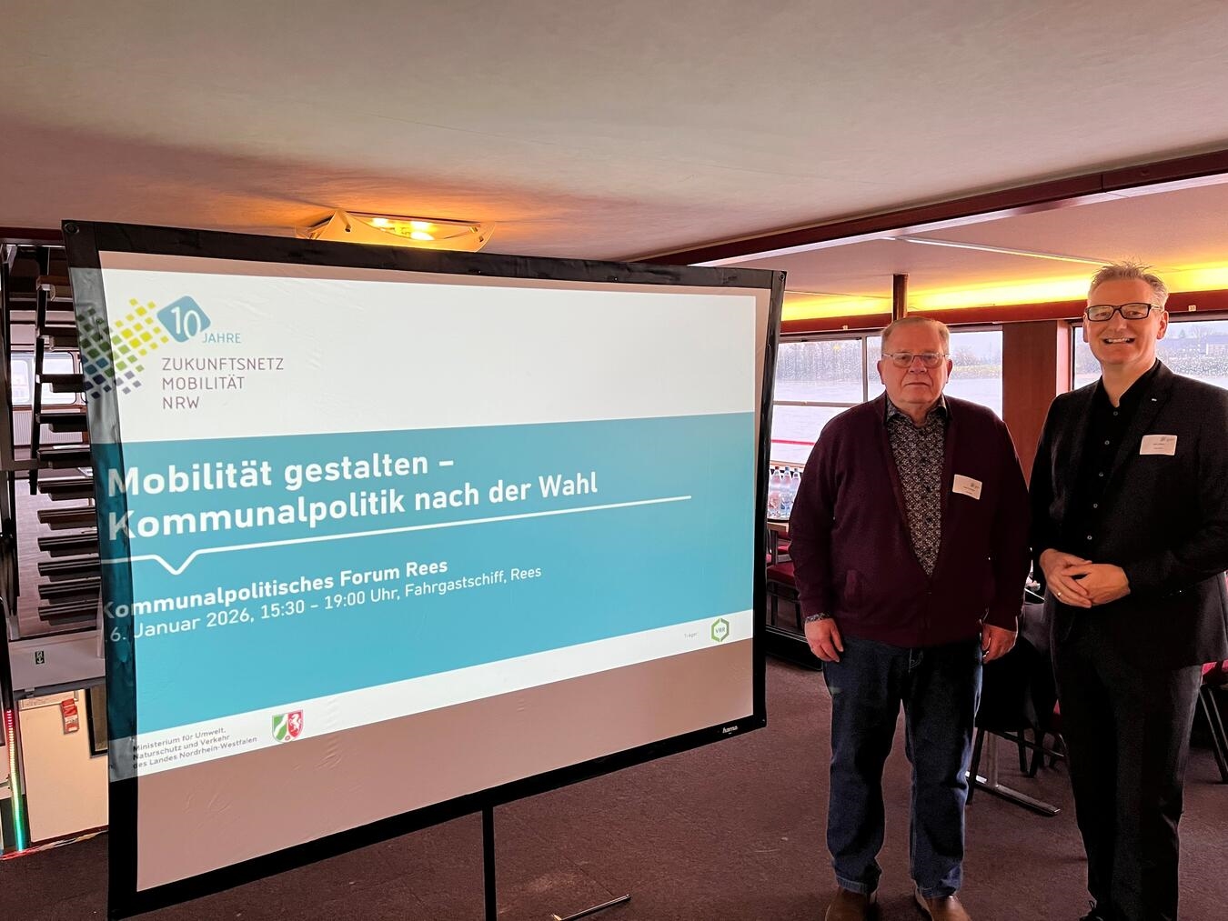 Peter Friedmann (l.) und Bodo Wißen beim Kommunalpolitischen Forum Rees des Zukunftsnetzes Mobilität NRW auf dem Rheinschiff „Stadt Rees“. Foto: privat