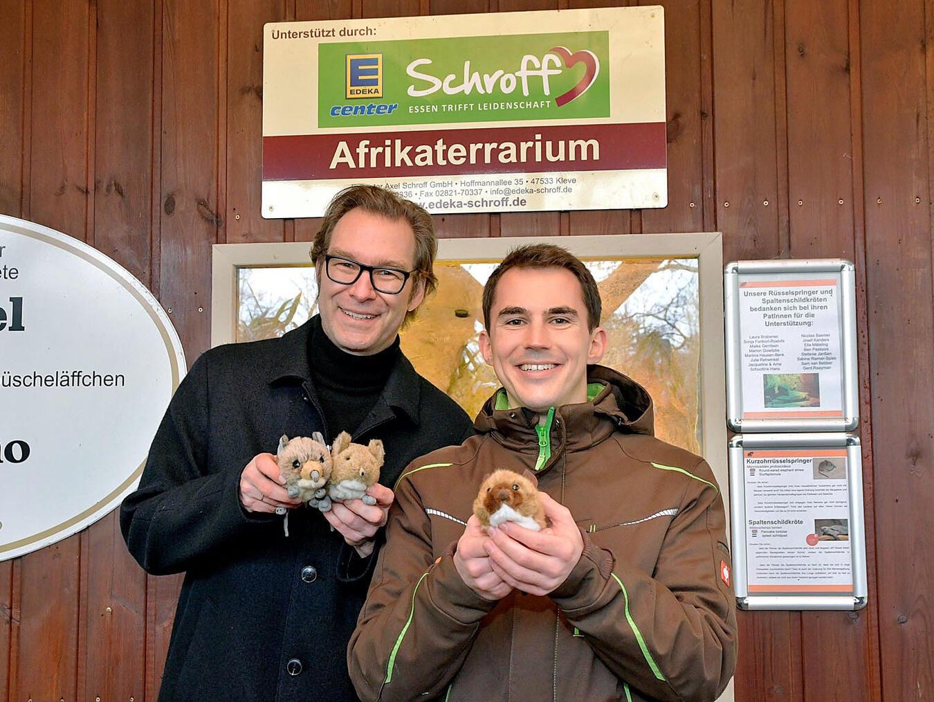 Stofftier: Rüsselspringer feiern Deutschland-Premiere Peter Fuchs und Martin Polotzek mit den Prototypen und dem fertigen Stofftier. NN-Foto: Rüdiger Dehnen
