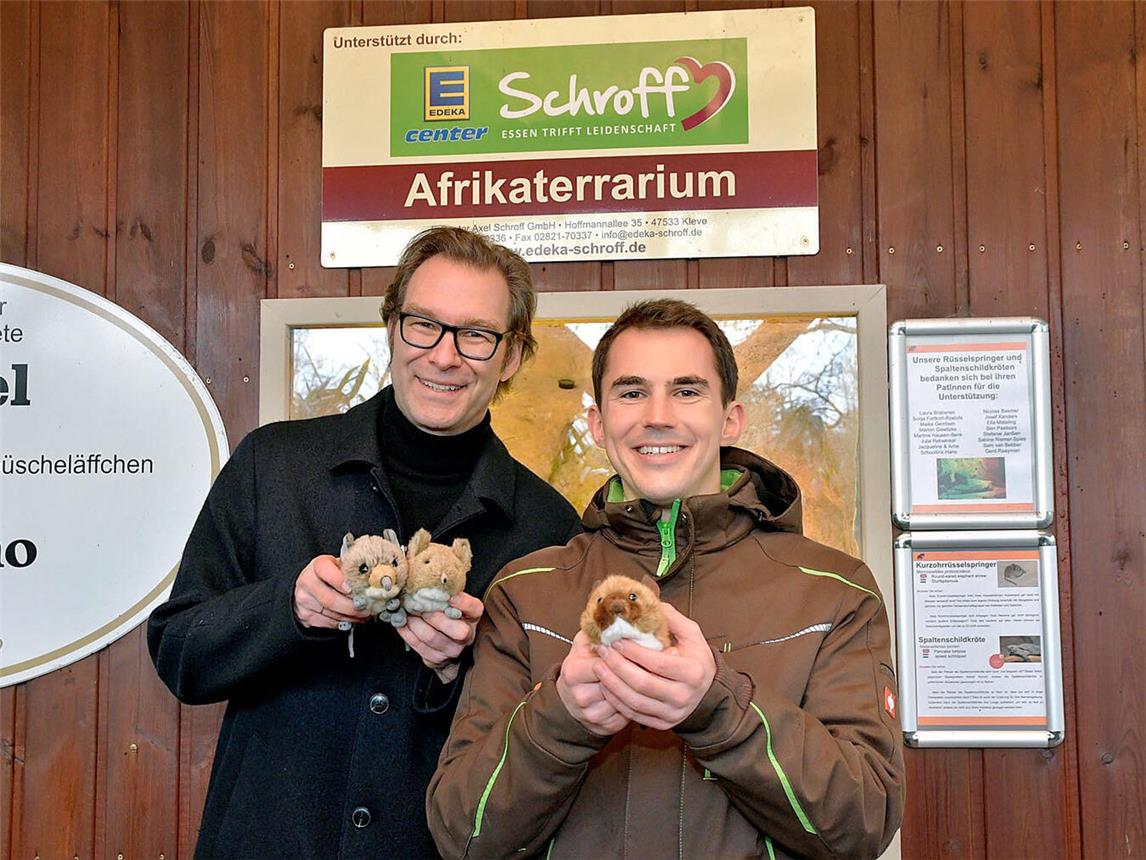 Peter Fuchs und Martin Polotzek mit den Prototypen und dem fertigen Stofftier. NN-Foto: Rüdiger Dehnen