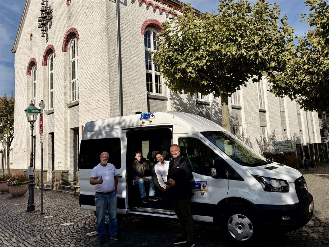 Peter Hilbig, Vorsitzender der Ukrainehilfe Niederrhein e.V. , Stefan Roeloffs, Fachbereichsleiter Wirtschaftsförderung und Grundstücksmanagement der Stadt Xanten, Anika Hartwich, Mitarbeiterin Liegenschaften der Stadt Xanten, und Xantens Bürgermeister Rafael Zur (v.l.) am neuen Schulbus für die Ukraine. Foto: privat