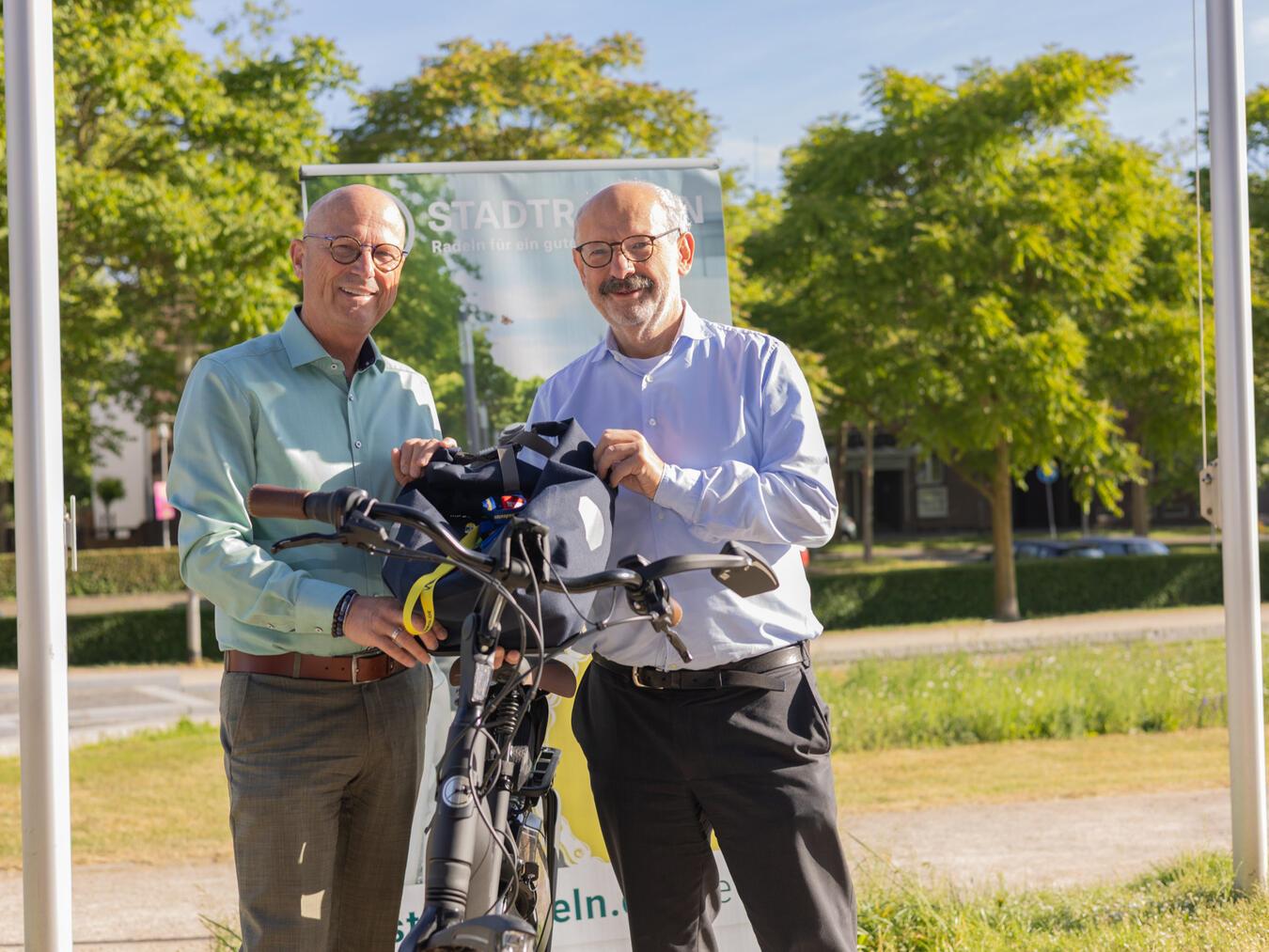 Peter Hinze (Bürgermeister der Stadt Emmerich), Wolfgang Gebing (Bürgermeister der Stadt Kleve). Foto: Stadt Kleve
