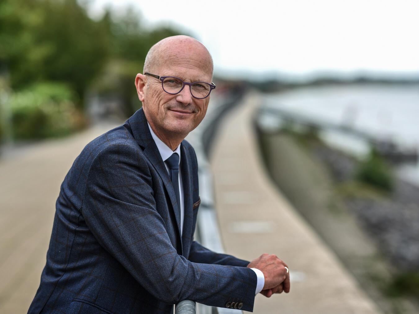 Peter Hinze spendiert Kaffee und eine erste Runde belegte Brötchen. Foto: Stadt Emmerich/mvo