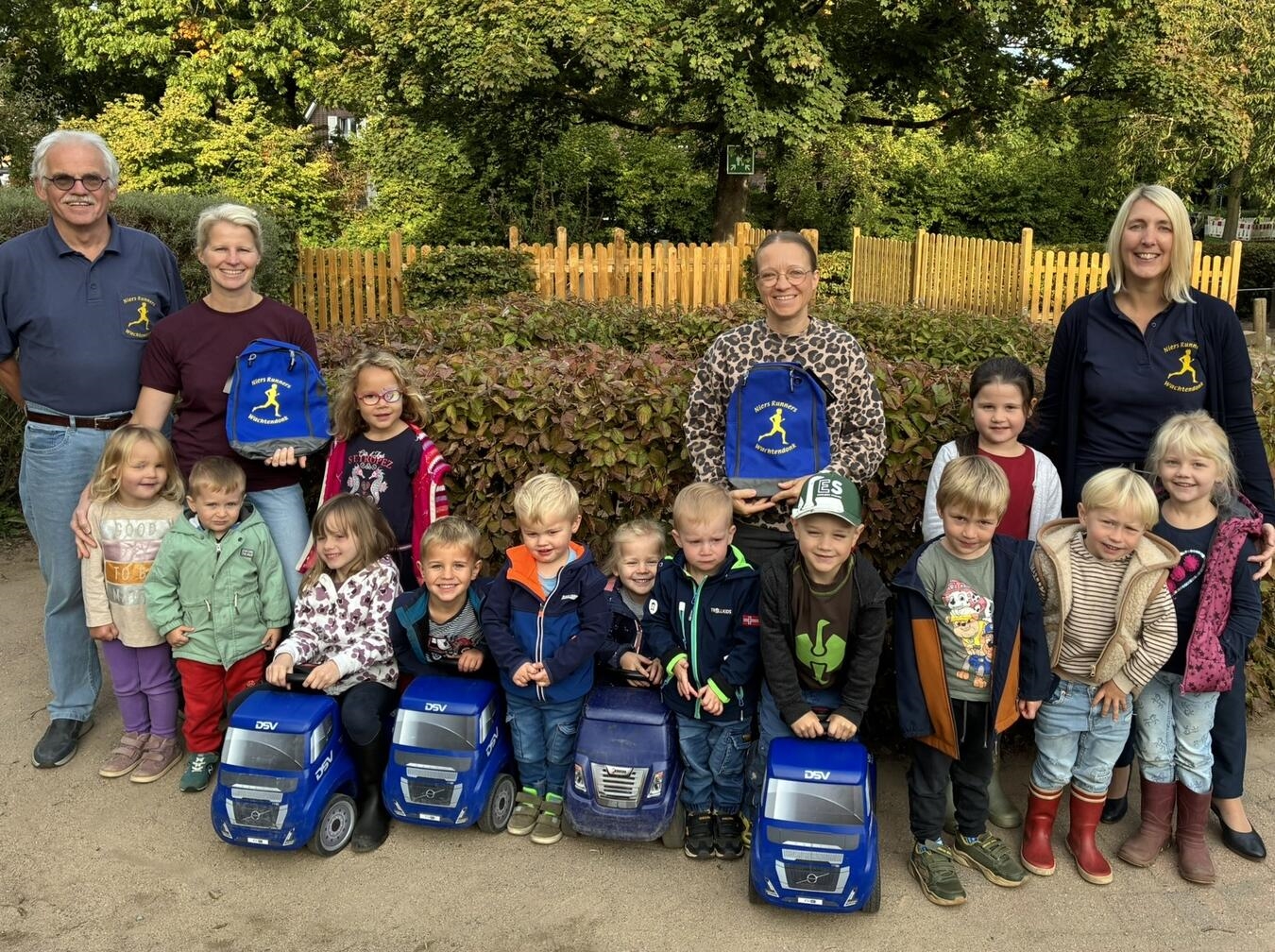 Peter Luyven (hinten links) und Anika Tenhaef (hinten rechts) überbrachten die Spende an den Kindergarten und an die beiden Erzieherinnen Vanessa Verhaeg (2.vl.) und Britta Gutzke (2.v.r. hinten). 