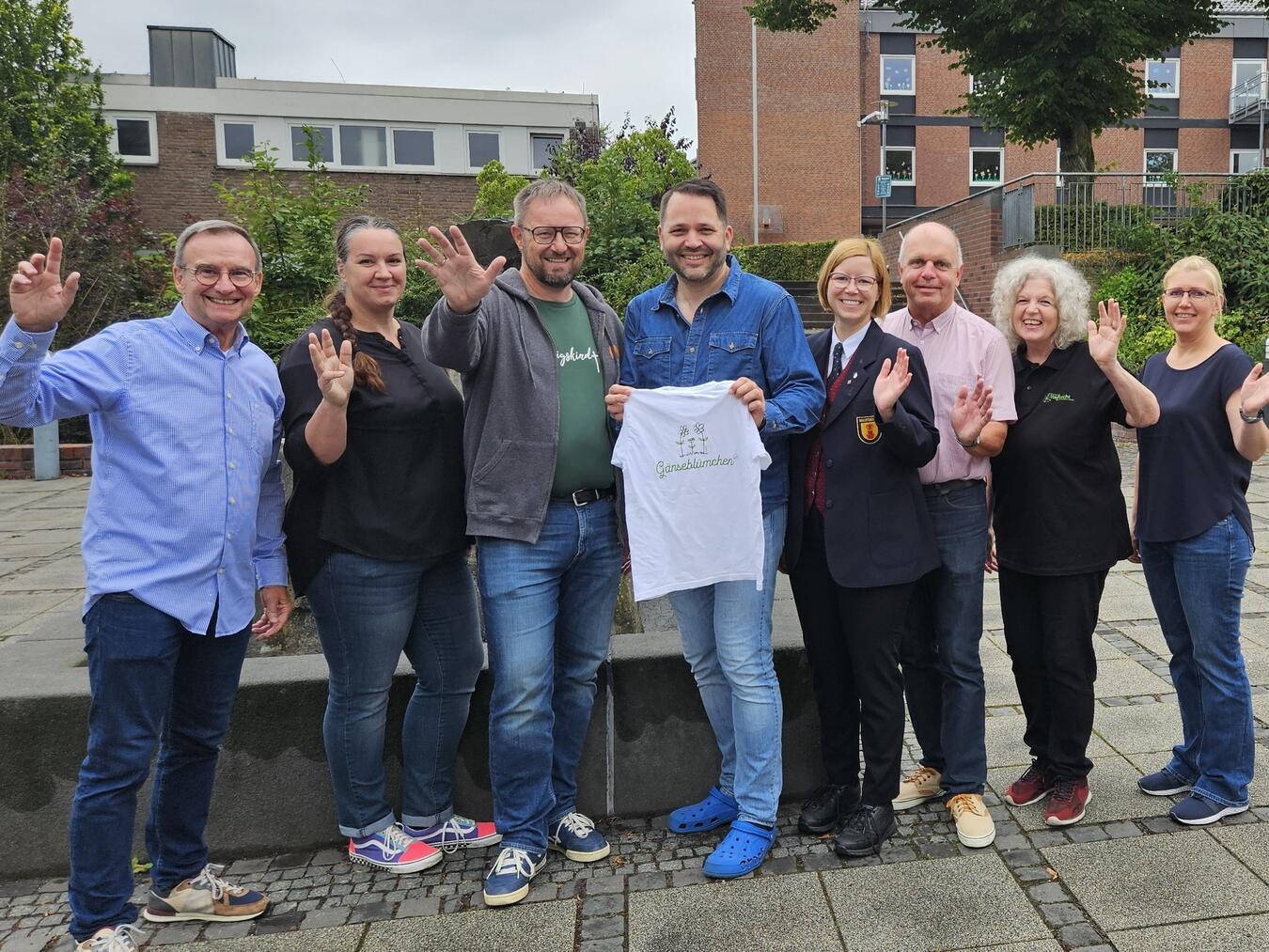 Peter Philipps, Svenja Lokotsch , Klaus Minten, Christoph Niersmann, Anna Camp, Peter Runge, Ruth Bechler und Carolin Ernst freuen sich über die Bewilligung der Förderanträge.Foto: privat