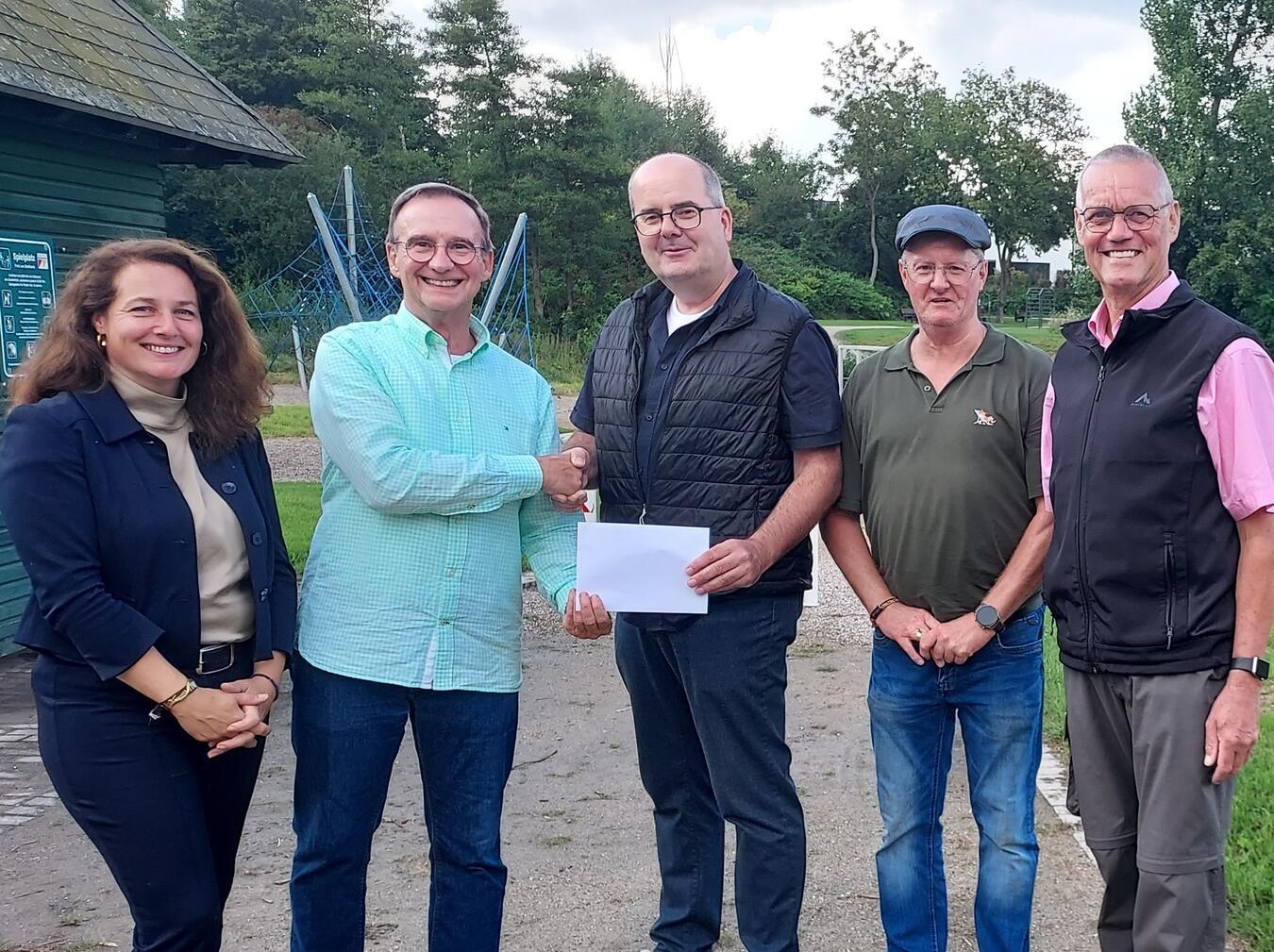 Peter Philipps (WWG, 2.v.l.) übergibt dem Geschäftsführer des Brauchtumsvereins, Harald Paasch (3.v.l.), die Spende im Beisein von  Klaus van Scherrenburg (WWG) und den Vereinsmitgliedern Silvia Bors und Matthias Küppers. Foto: privat