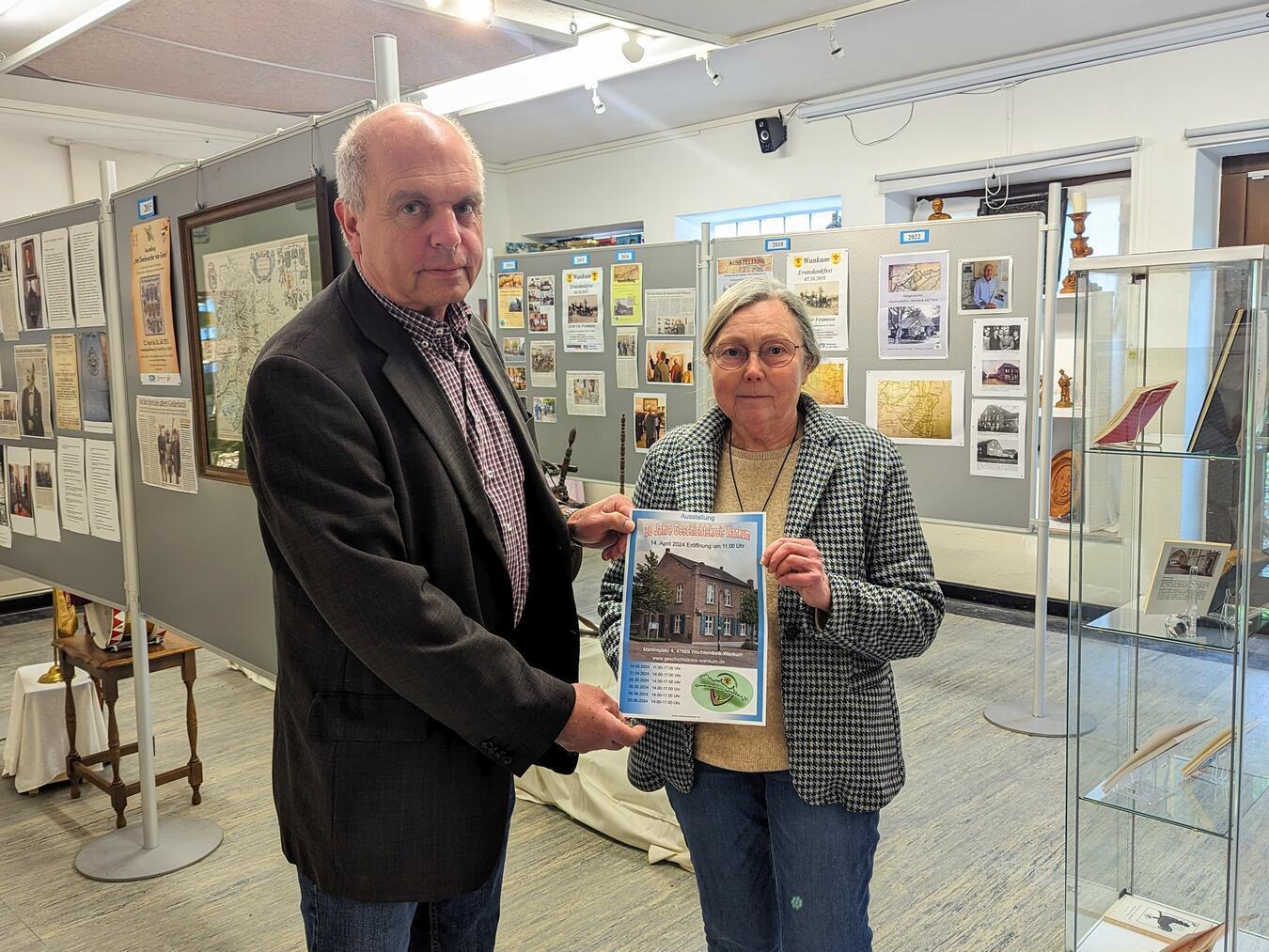 Peter Runge, Vorsitzender des Geschichtskreis Wankum, und Beisitzerin Ingrid Hörnig stellen ihre neue Ausstellung anlässlich des 20-jährigen Vereinsjubiläums vor. Foto: J.Kurschatke
