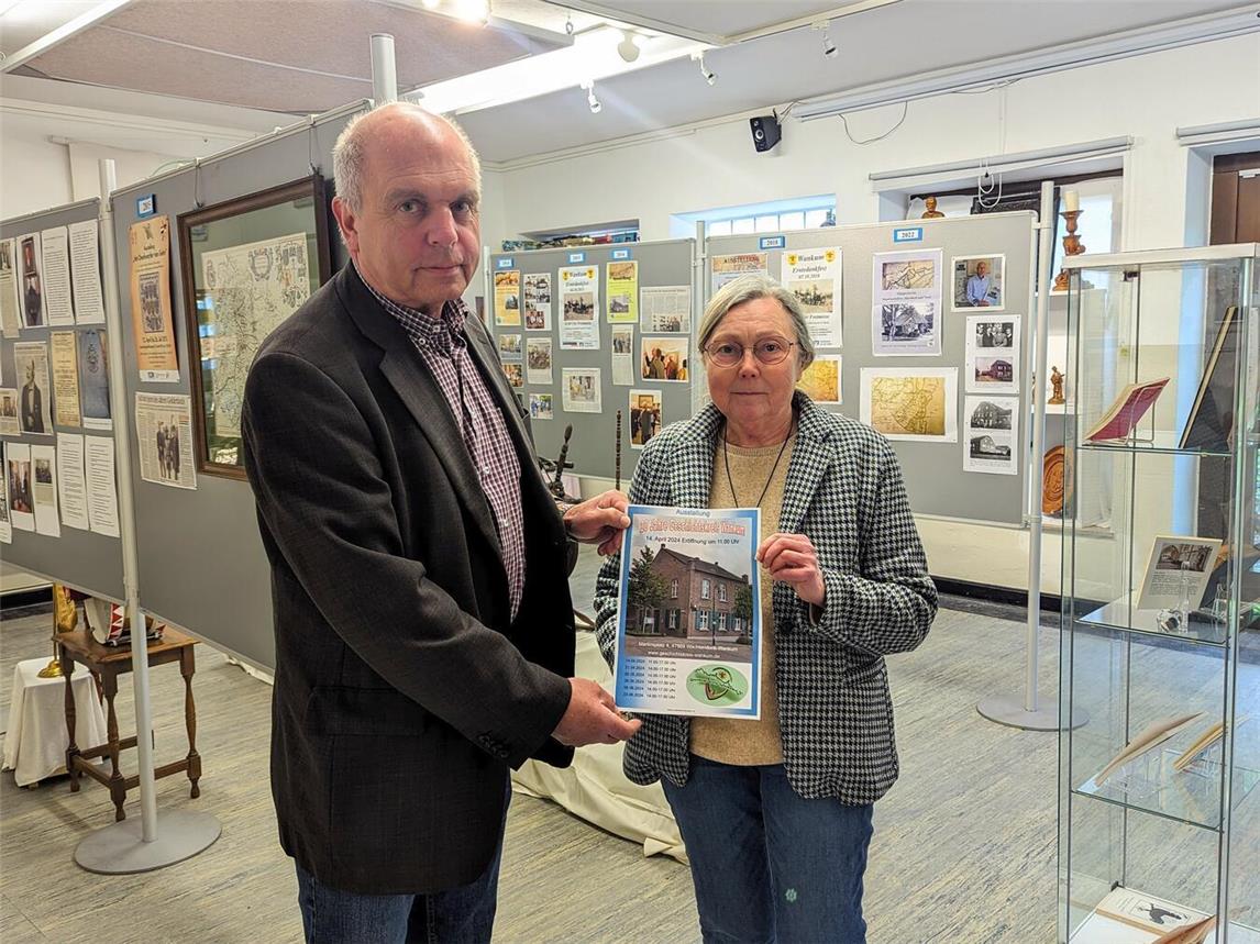Peter Runge, Vorsitzender des Geschichtskreis Wankum, und Beisitzerin Ingrid Hörnig stellen ihre neue Ausstellung anlässlich des 20-jährigen Vereinsjubiläums vor. Foto: J.Kurschatke