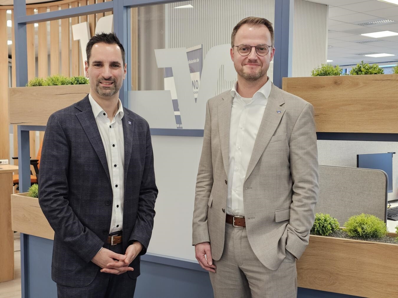 Peter Schau (l.) und Michael Pohlmann vom Vorstand der Volksbank Emmerich-Rees ziehen eine positive Bilanz. NN-Foto: TL