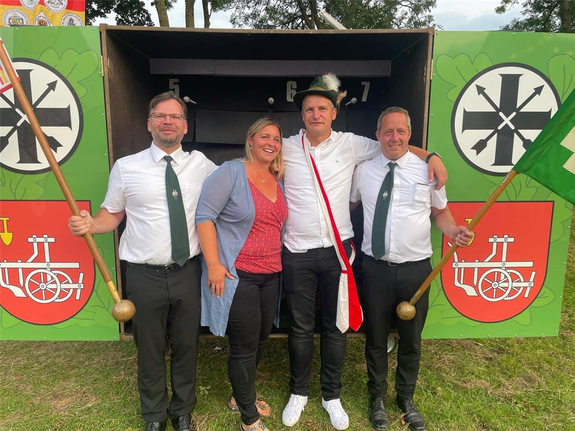 Peter Terlinden mit seiner Frau Ramona sowie den beiden Ministern Wolfang Engels und Dennis Stammen. Foto: privat