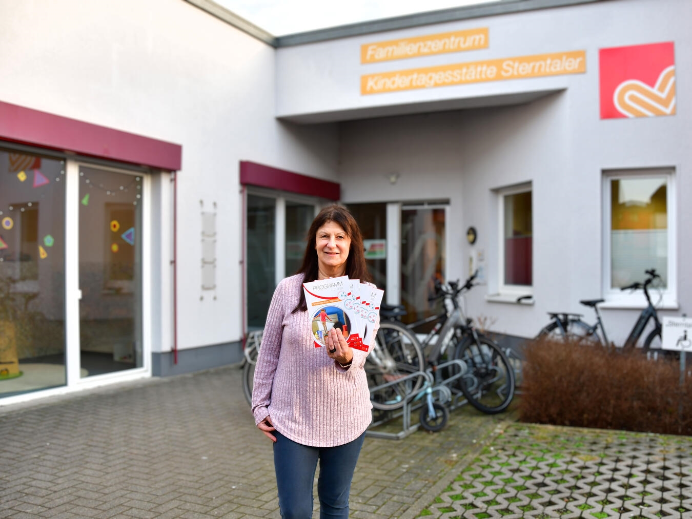 Petra Brooks, Leiterin des Familienzentrums Sterntaler, mit den neuen Programmflyern. Diese werden ab sofort im Stadtgebiet von Goch verteilt. Foto: privat