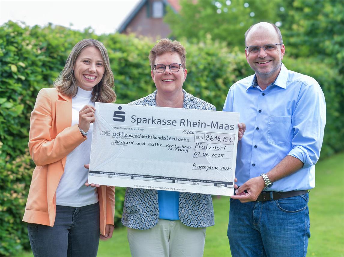 Petra Erkes (m.) freut sich über die Spende, die ihr nun Prinzessin Carina I. (Hoffmann) und Prinz Volker I. (Merten) von der IPK Pfalzdorf für die Gerhard und Käthe Kretschmer Stiftung überreichten. NN-Foto: Gerhard Seybert