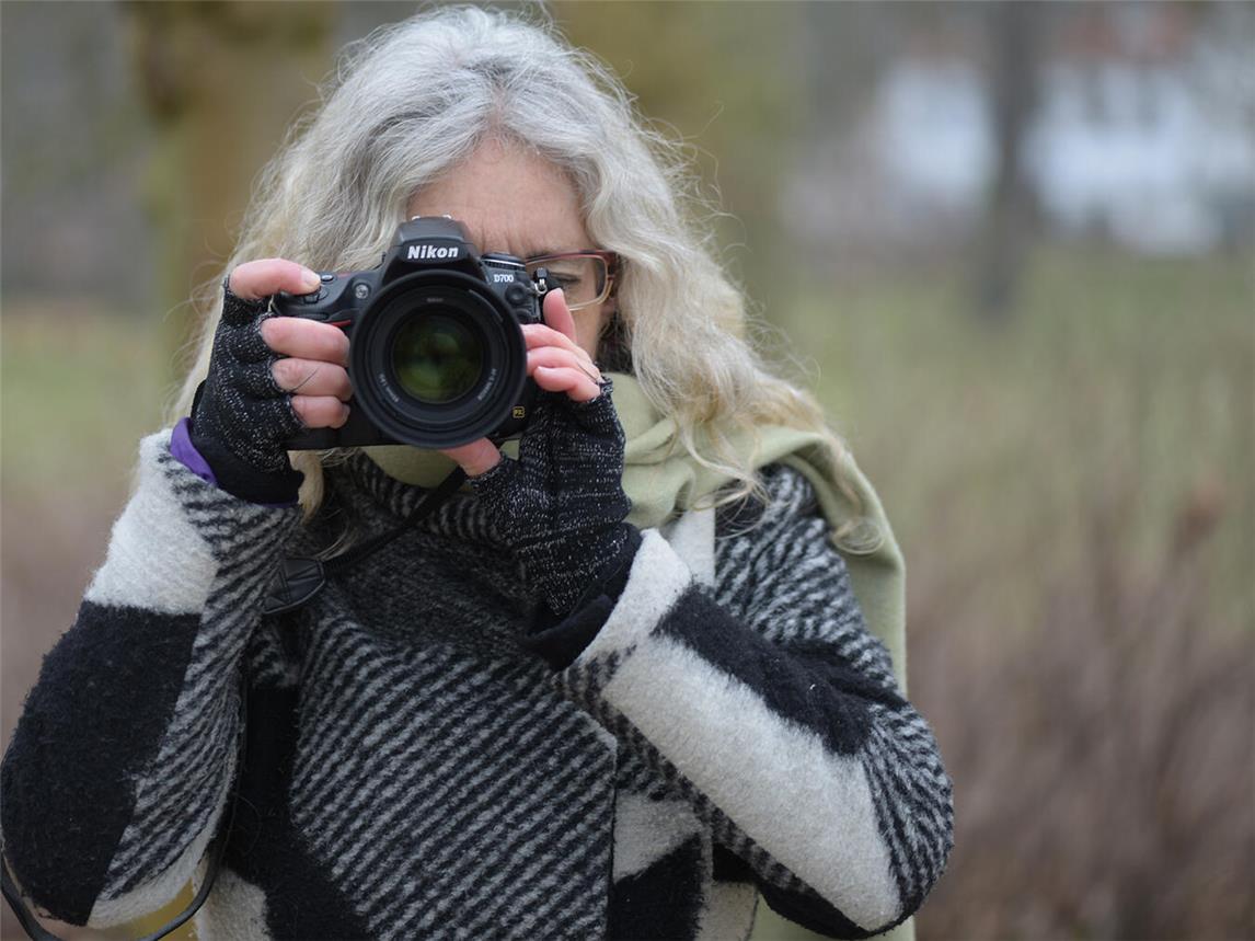 Petra Hartmann hinter der Kamera. Foto: R. Berg