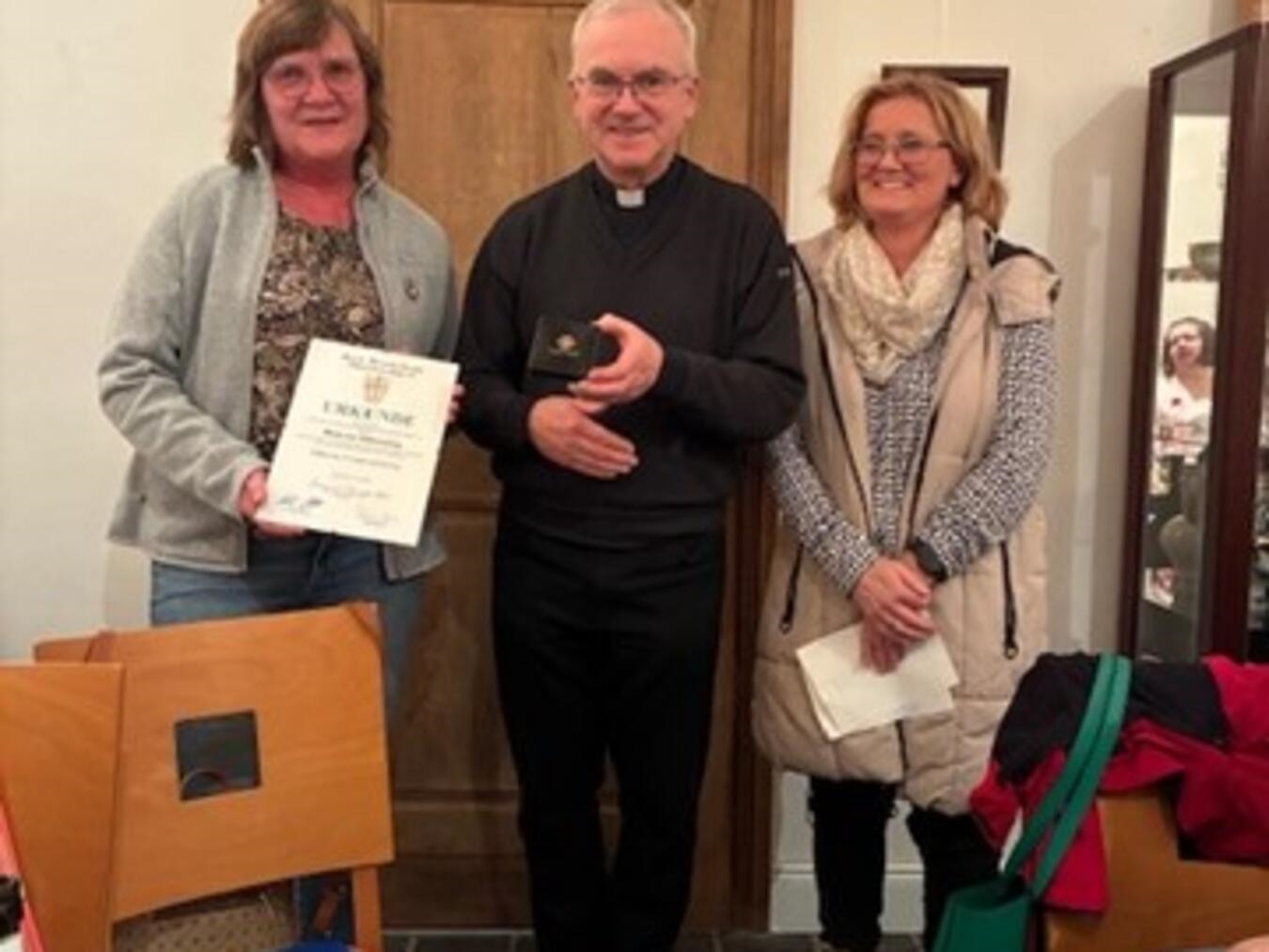 Petra Kisters und Bezirkspräses Pastor Manfred Stücker überreichten Maria van Scherrenburg das „Silberne Verdienstkreuz des Bundes der Historischen Deutschen Schützenbruderschaften“ mit entsprechender Urkunde. Foto: privat