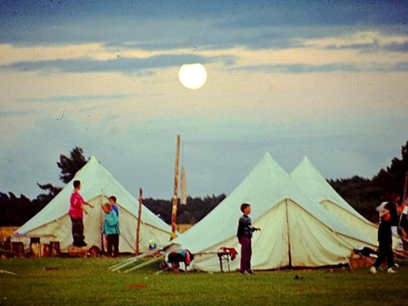 Pfadfinderschaft bedeutet auch Zusammenhalt – wie hier im Sommer 1996. Foto: Michael Krenn
