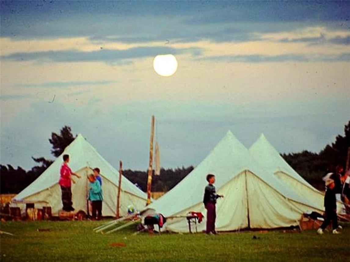 Pfadfinderschaft bedeutet auch Zusammenhalt – wie hier im Sommer 1996. Foto: Michael Krenn