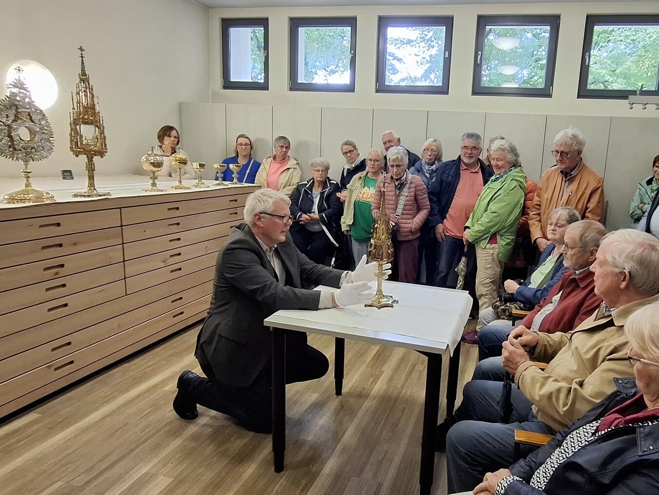Pfarrer Bernd de Baey präsentierte in der Sakristei auch den Kirchenschatz. Foto: Ressa/ Michael Scholten