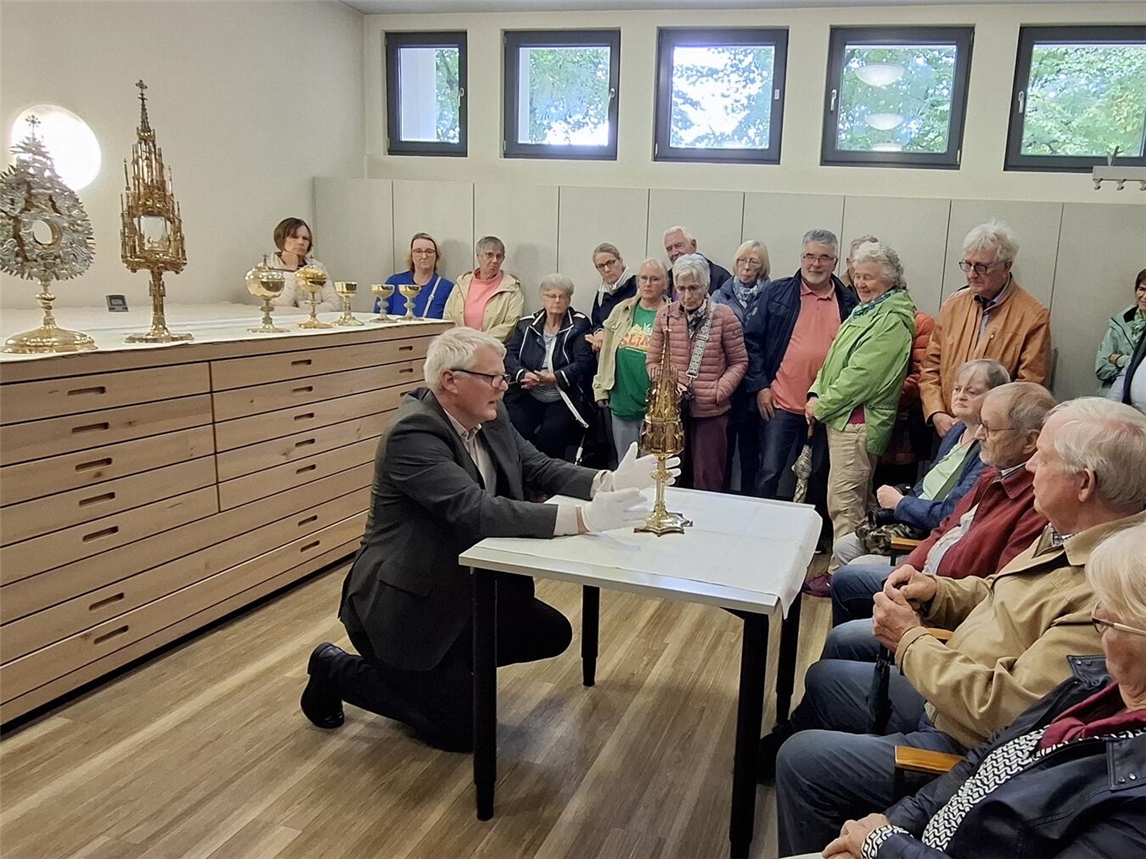 Pfarrer Bernd de Baey präsentierte in der Sakristei auch den Kirchenschatz. Foto: Ressa/ Michael Scholten