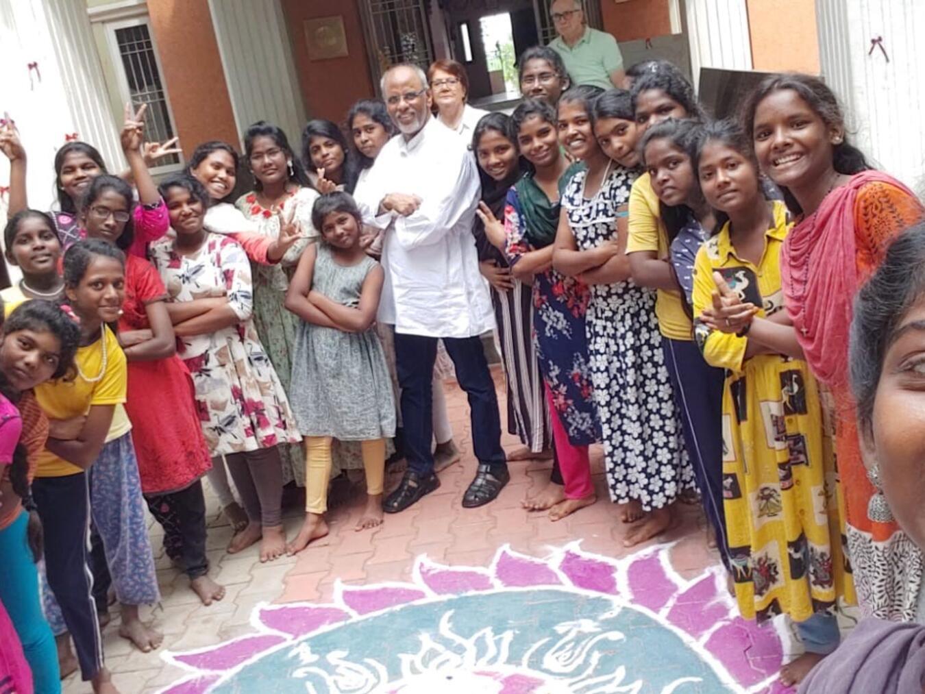 Pfarrer Charles Raya mit den Mädchen im Karunai-Kinderhaus. Foto: privat