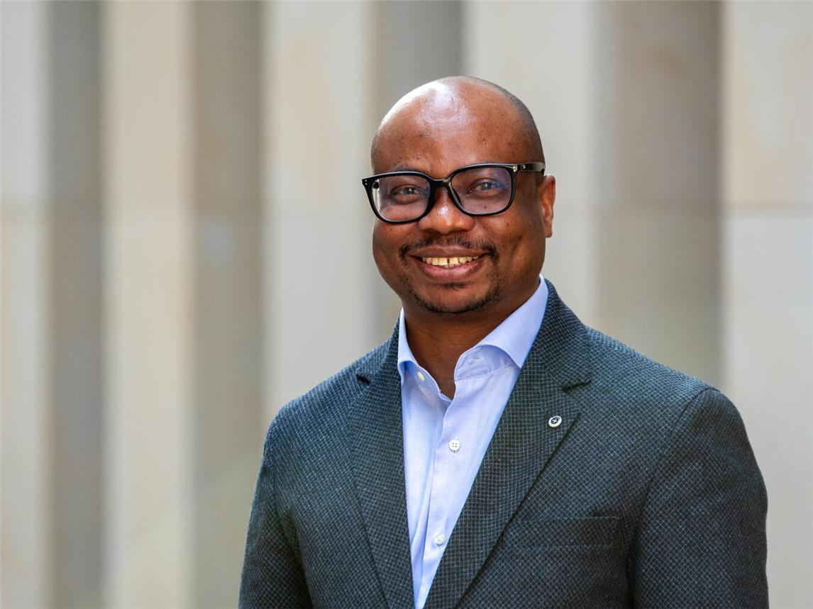 Pfarrer Dr. Égide Muziazia unterstützt ab sofort die Seelsorgeteams in den Pfarreien St. Petronilla und St. Nikolaus. Foto: Bischöfliche Pressestelle/Ann-Christin Ladermann