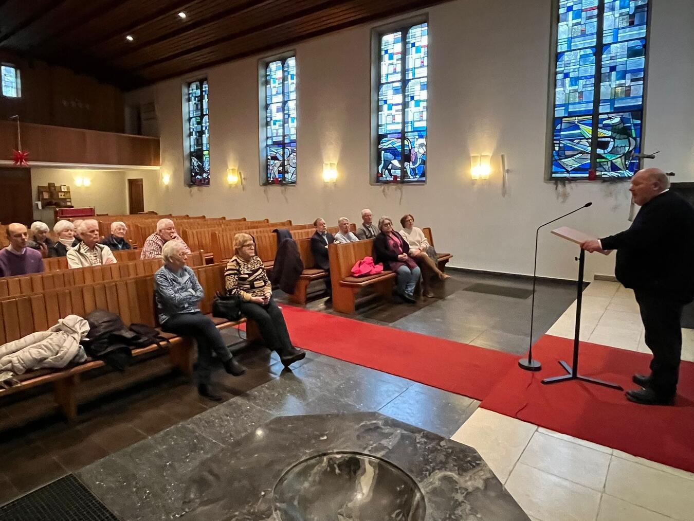 Pfarrer Jens Kölsch-Ricken erläuterte den Besuchern in Nierswalde den historischen Kontext seiner Gemeinde.