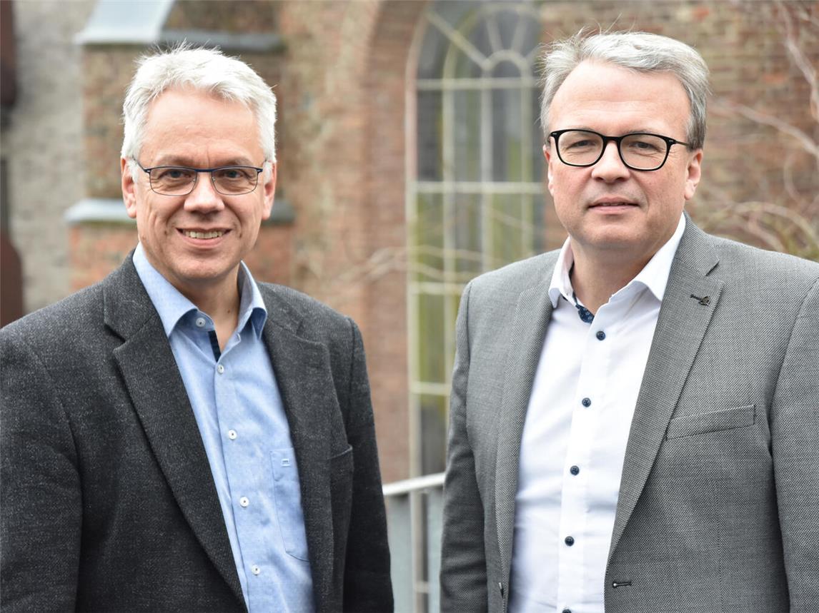 Pfarrer Joachim Wolff (l.), Diakonie-Geschäftsführer, und Pfarrer Robert Arndt, Superintendent, weisen auf die Bedeutung der Bundestagswahl hin. Foto: Evangelischer Kirchenkreis