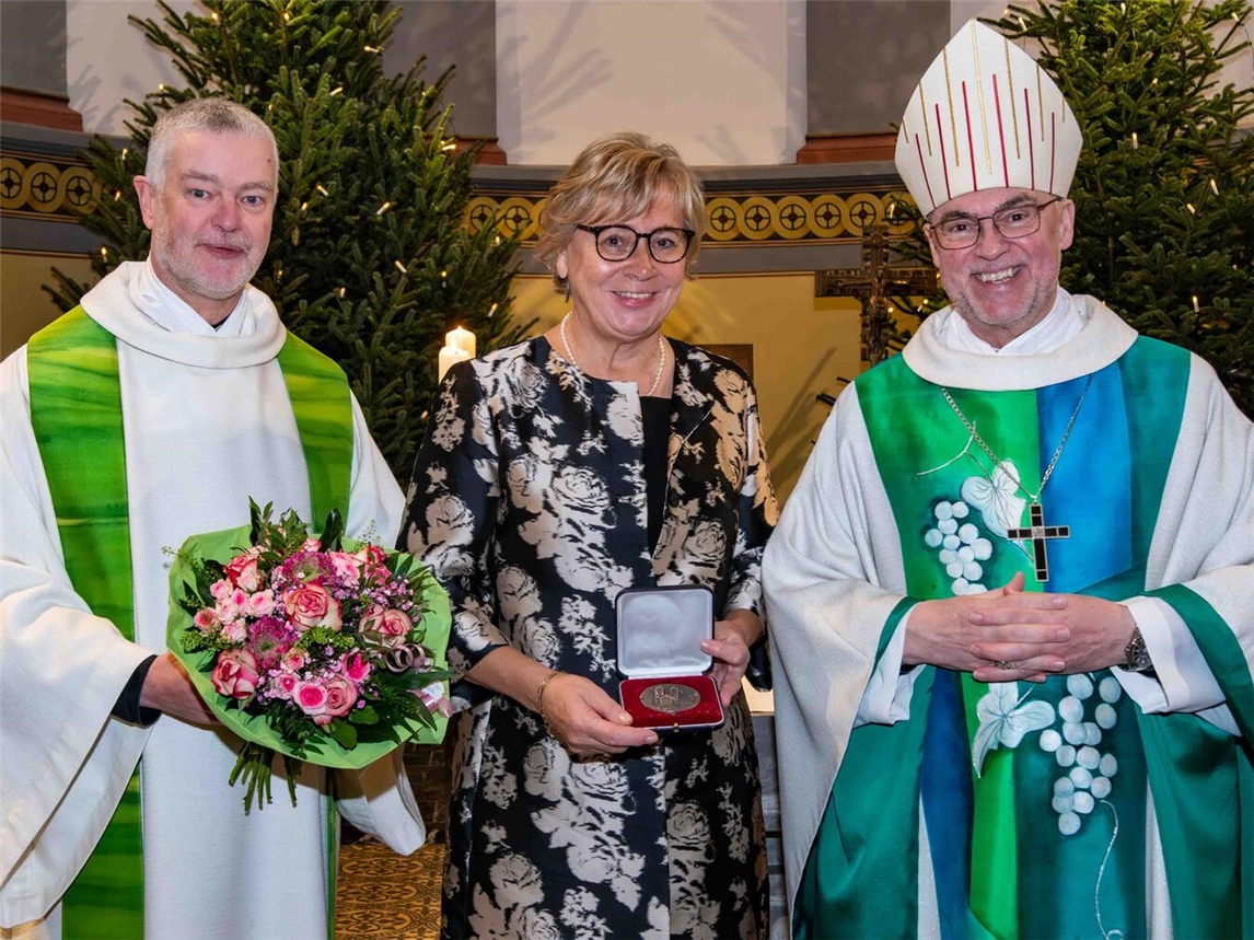 Pfarrer Stefan Keller (li.) gehörte zu den ersten Gratulanten, nachdem Conny Graßhoff die Auszeichnung durch Weihbischof Rolf Lohmann überreicht wurde.Foto: Bischöfliche Pressestelle / Christian Breuer
