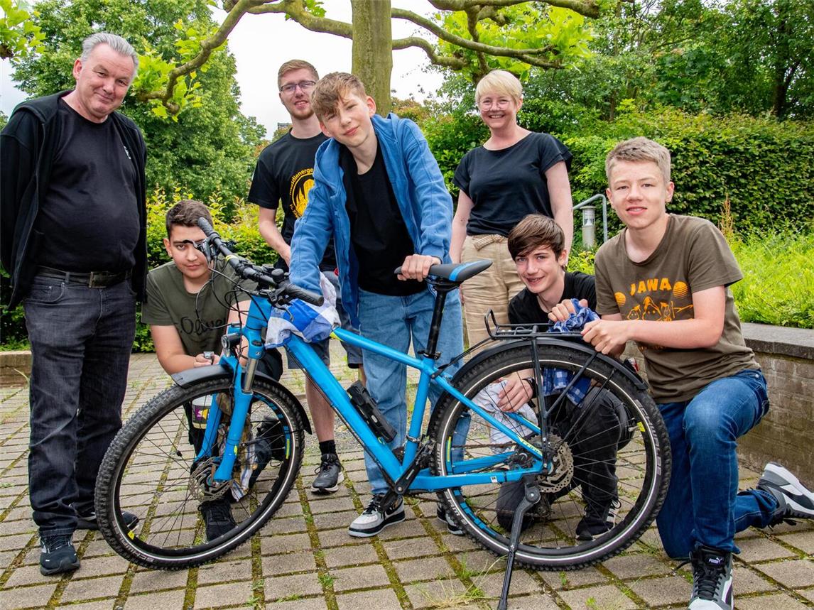 Pfarrer Theo Kröll (links) hat die Wallfahrt für die Messdiener aus dem Dekanat Kleve organisiert. Foto: Bischöfliche Pressestelle / Christian Breuer