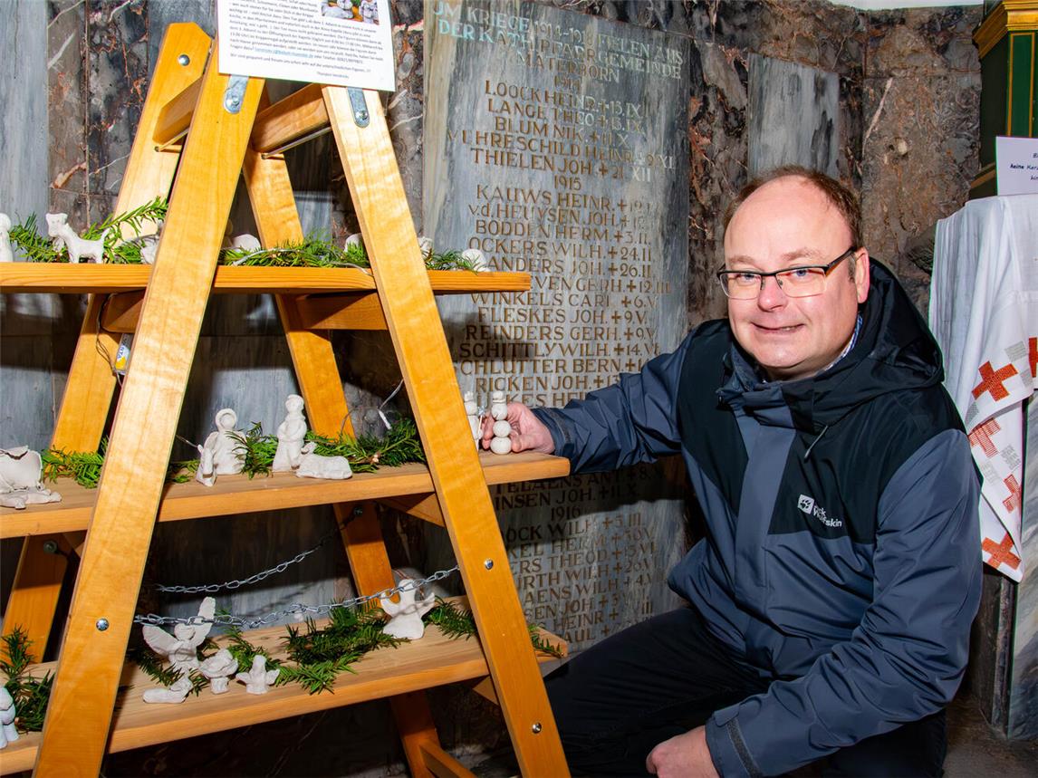 Pfarrer Thorsten Hendricks freut sich, dass schon so viele Menschen ihre Figuren zur Krippe in der St.-Anna-Kapelle gebracht haben. Foto: Bischöfliche Pressestelle / Christian Breuer