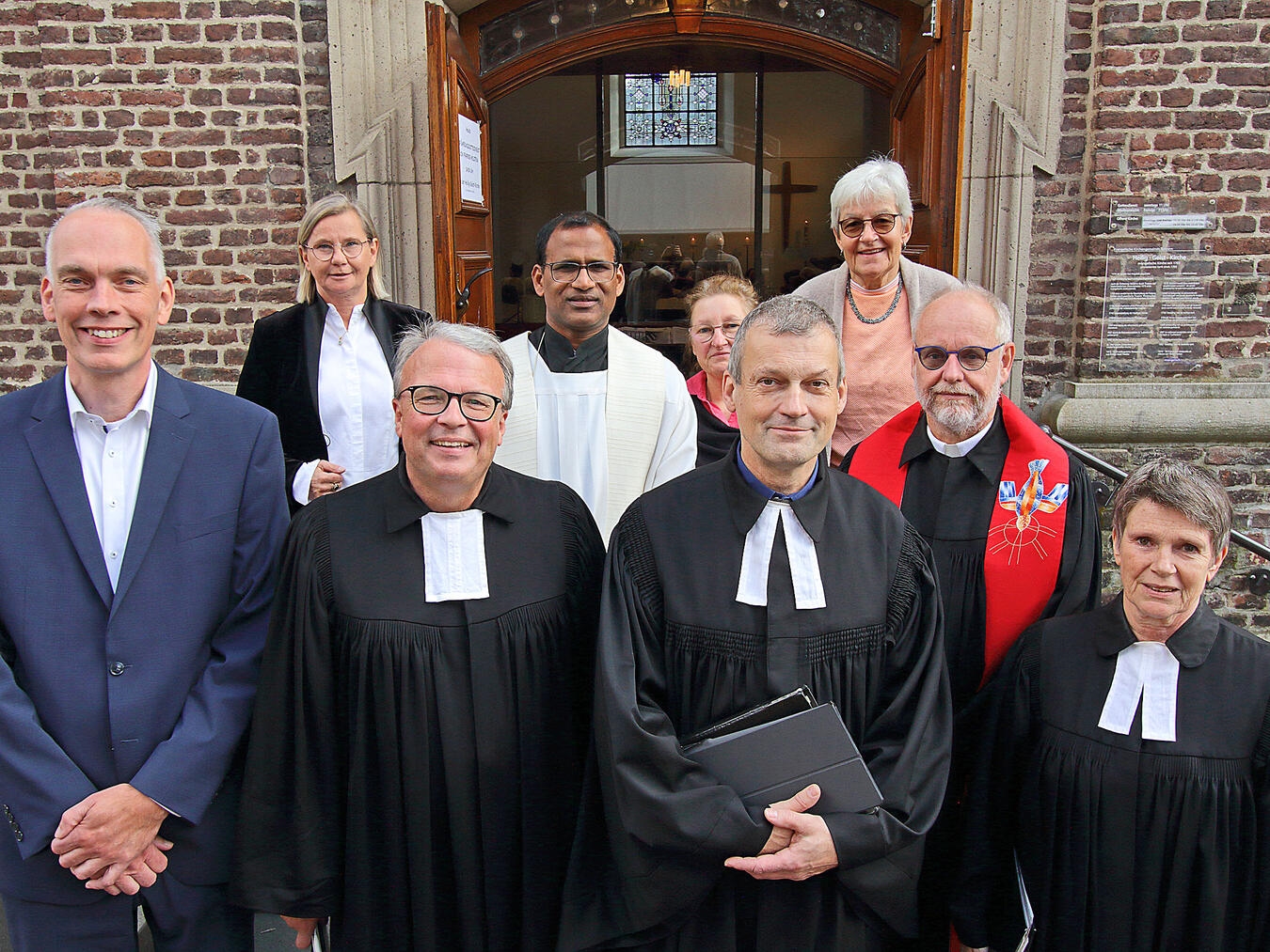 Pfarrerin Sabine Heimann, Superintendent Robert Arndt und Mitglieder des Presbyteriums heißen Pfarrer Christoph Holstein (vorn, 3. v. l.) in Geldern herzlich willkommen.NN-Foto: Theo Leie