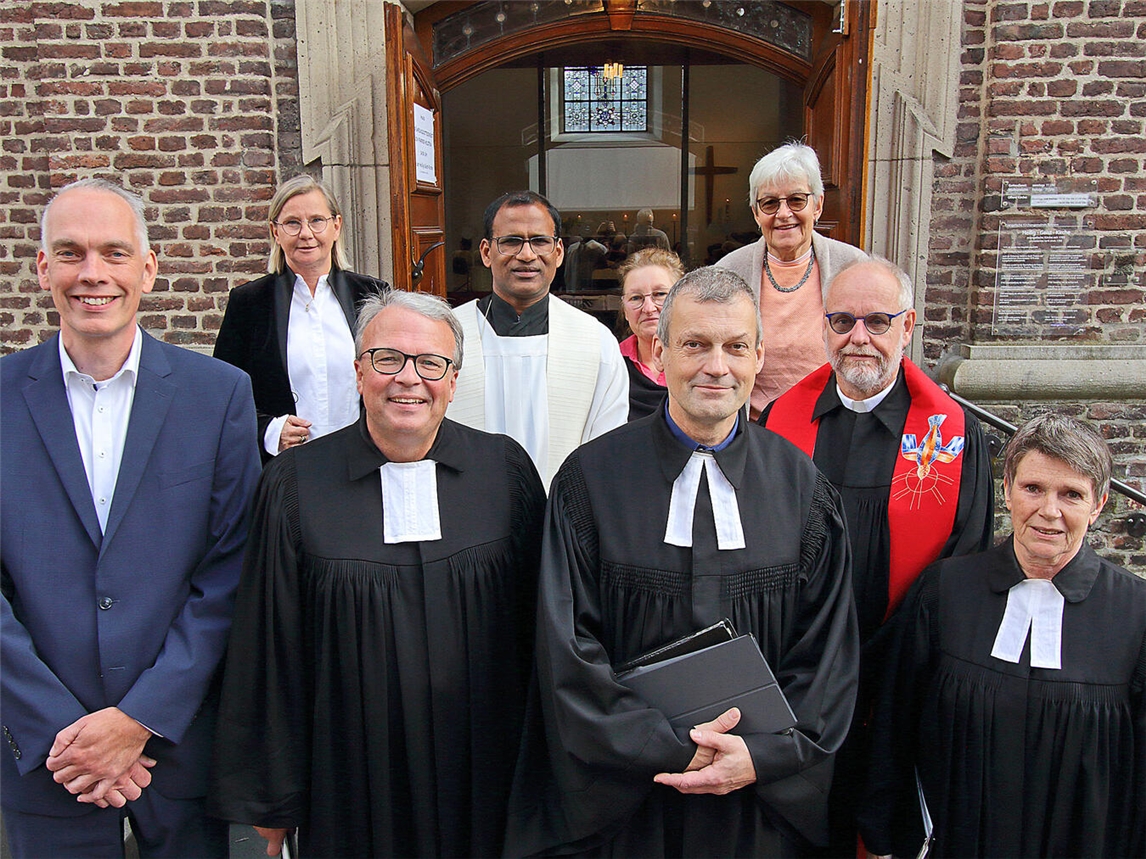 Pfarrerin Sabine Heimann, Superintendent Robert Arndt und Mitglieder des Presbyteriums heißen Pfarrer Christoph Holstein (vorn, 3. v. l.) in Geldern herzlich willkommen.NN-Foto: Theo Leie