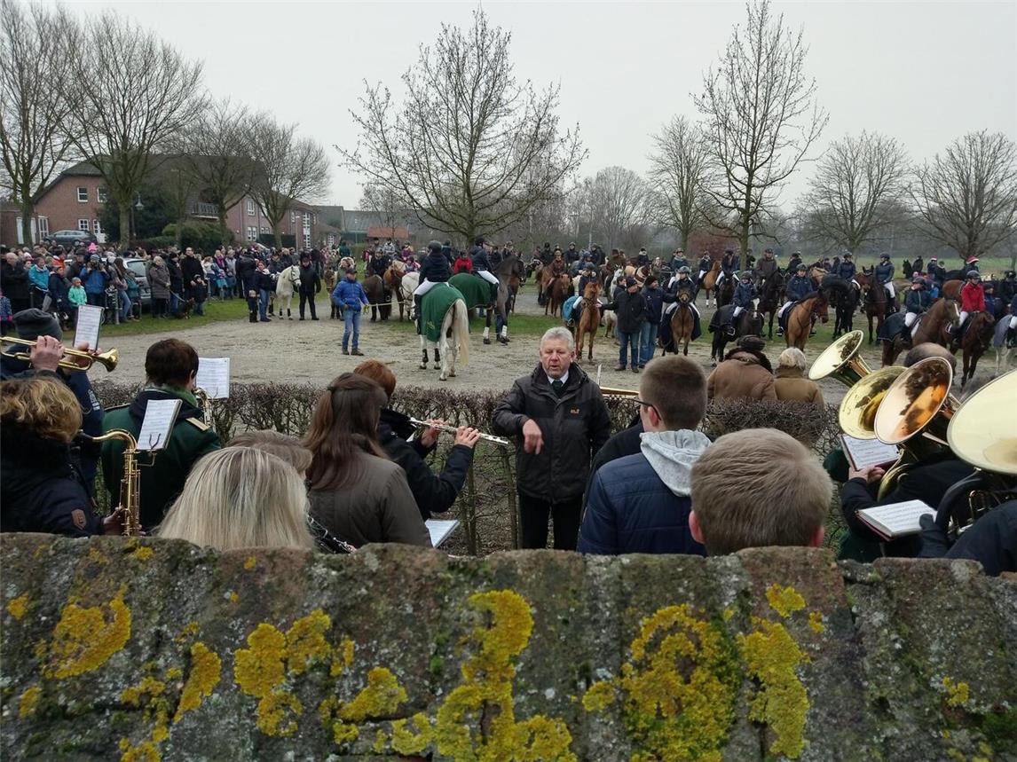 Pferde und Reiter werden vor der St. Stephanus Kirche gesegnet. Foto: privat