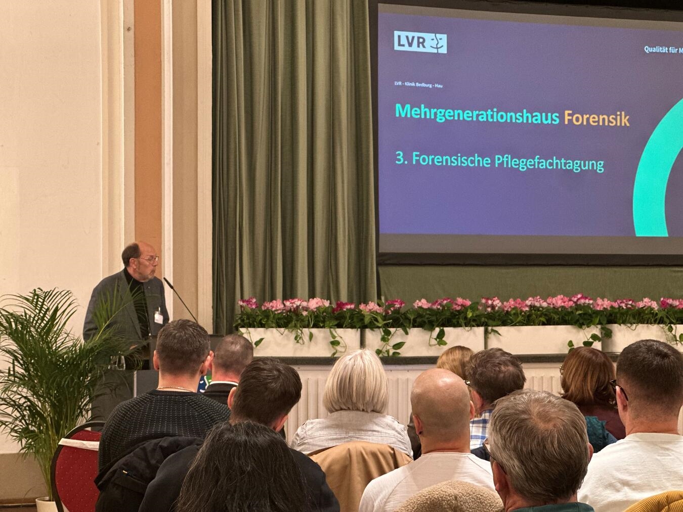 Pflegedirektor Volker Horn begrüßt zur 3. Forensischen Pflegefachtagung. Foto: LVR-Klinik Bedburg-Hau
