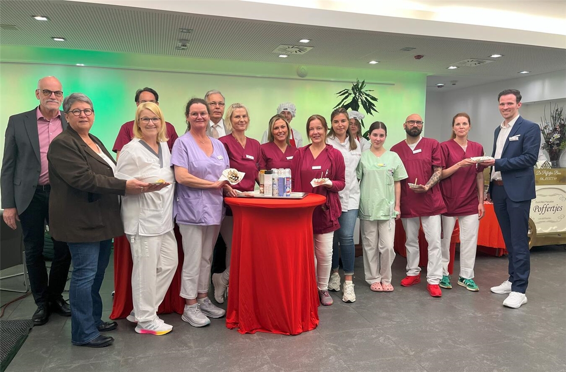 Pflegekräfte des Gesundheitscampus St.-Clemens Geldern genießen niederländische Leckerei zum Tag der Pflege.