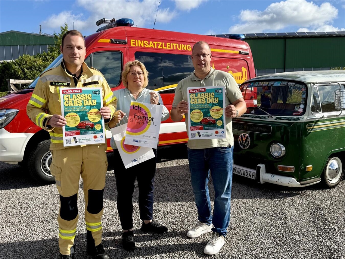 Philipp Schäfer (Freiwillige Feuerwehr Xanten), Nicola Lümmen und Daniel Reis (beide IGX) stellten den „Classic Cars Day“ in Xanten. NN-Foto: SP