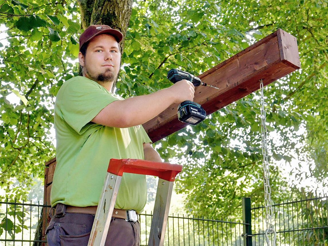 Philipp Welke – er ist einer vom Handwerkertrio im Klever Tiergarten. NN-Foto: Rüdiger Dehnen