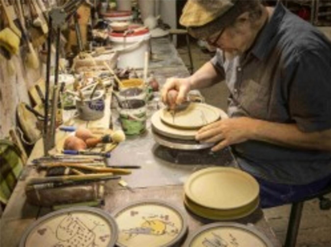 "Künstler Pim van Huisseling und Niek Hoogland in ihrer 35 Jahre alten Werkstatt"